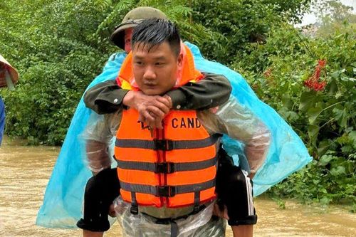 Công an cơ sở trắng đêm cùng nhân dân ngăn dòng nước lũ