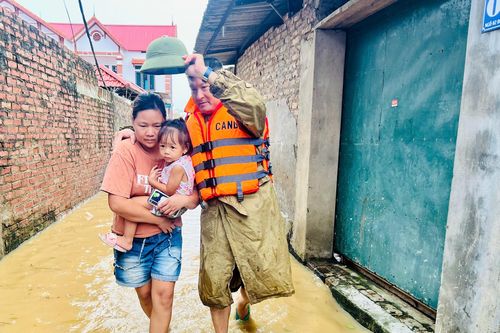 Ấm áp tình quân dân trong cơn bão lũ