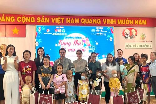 CEO Phạm Kim Dung, diễn viên Nhật Kim Anh, hoa hậu, nam vương đóng góp hơn một tỷ đồng ủng hộ người dân vùng lũ