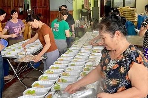 Những suất cơm tình nghĩa từ vùng lũ