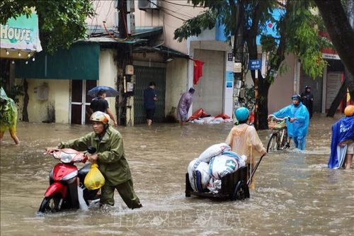 Hà Nội: Một số khu vực trên các tuyến phố, khu đô thị ngập sâu trong nước