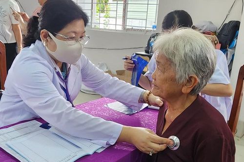 Bác sĩ trẻ đến với người dân vùng sâu, vùng xa