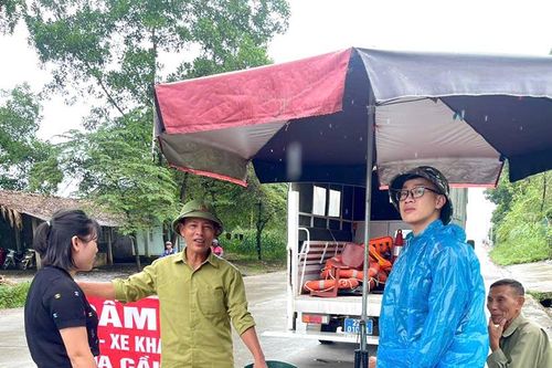 Công ty TNHH Thương mại Dịch vụ Trang Quân hỗ trợ cho người dân vùng lũ Yên Sơn