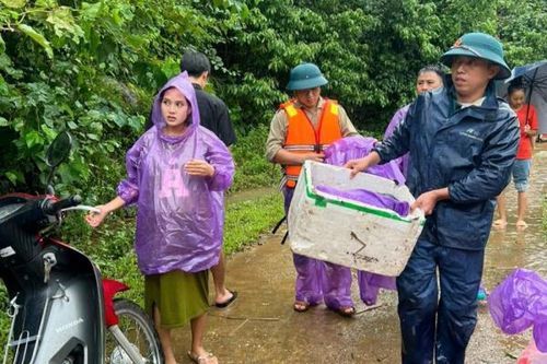 Công an xã chèo bè 4 tiếng, cứu thai phụ bị cô lập trong nước lũ