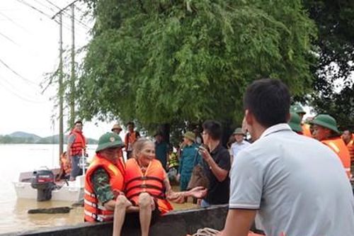 Cán bộ, chiến sĩ Quân đội tích cực giúp dân khắc phục hậu quả mưa lũ