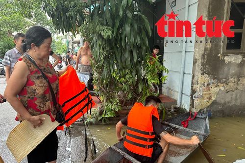 Người dân phường Chương Dương vẫn di chuyển bằng thuyền về nhà