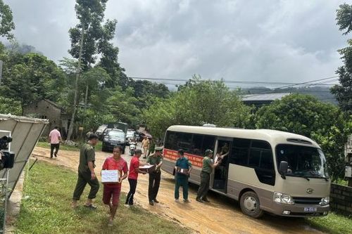 3 đoàn y bác sĩ CAND hỗ trợ người dân phòng chống dịch bệnh sau lũ
