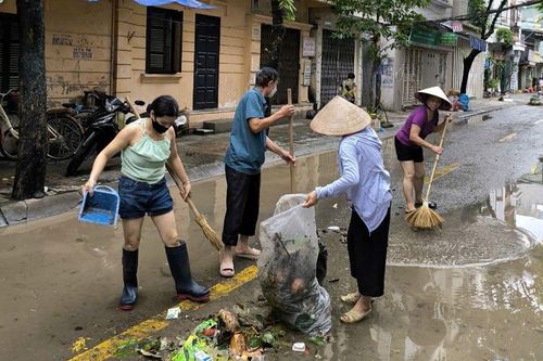 Nước rút, người dân hối hả dọn dẹp