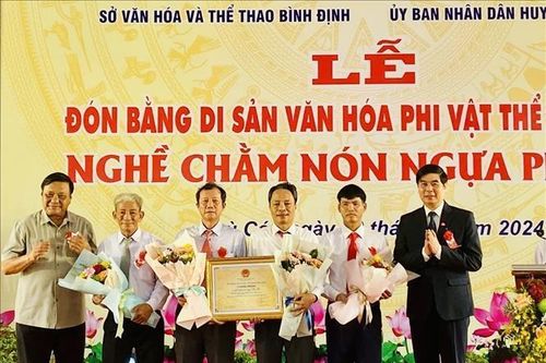 Huyện Phù Cát đón Bằng di sản văn hóa phi vật thể Quốc gia 'Nghề chằm nón ngựa Phú Gia'
