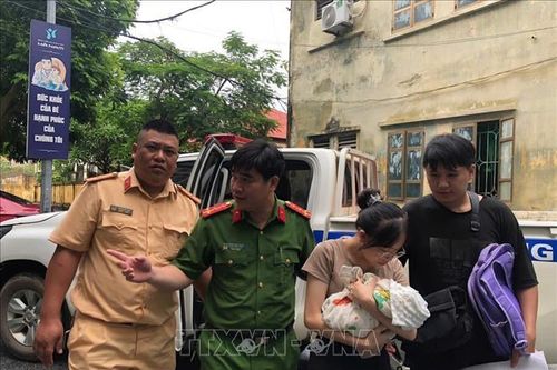 Kịp thời đưa bé 2 tháng tuổi ở vùng ngập lụt nghiêm trọng đi cấp cứu
