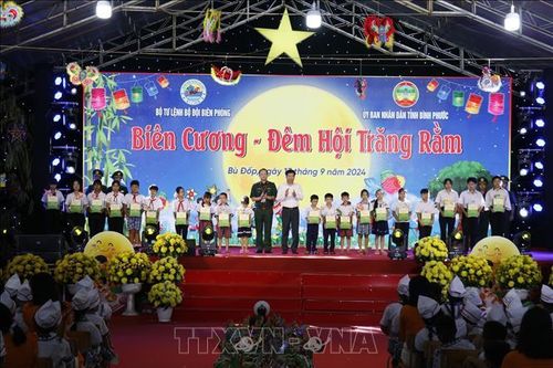 Ấm áp Đêm hội trăng rằm cho trẻ em vùng biên