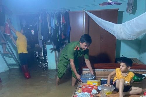 Công an huyện Thạch Thành nỗ lực giúp dân khắc phục hậu quả ngập lụt