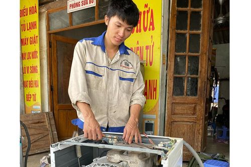 Giúp người dân khắc phục thiết bị sau lũ