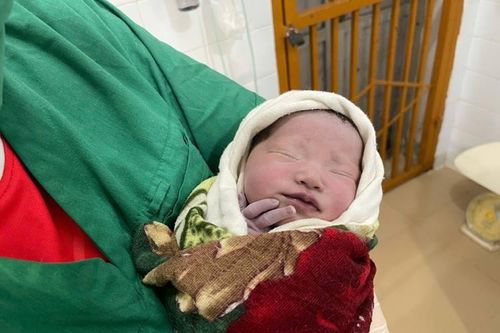 Sản phụ Lào Cai đi bộ 14 giờ, vượt 40 km đường rừng để sinh con