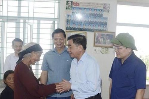 Chủ nhiệm Ủy ban Kiểm tra Trung ương Trần Cẩm Tú thăm, động viên, tặng quà nhân dân vùng lũ tại Bắc Ninh