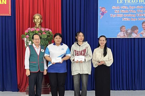 Trao hơn 140 suất học bổng cho trẻ mồ côi, học sinh nghèo xã Ninh Thọ