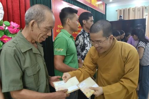 Ban Trị sự Giáo hội Phật giáo tỉnh Lạng Sơn trao quà cho người dân Tràng Định bị ảnh hưởng bão lũ