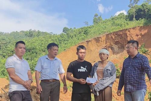 Tạp chí Kinh tế Môi trường trao nhu yếu phẩm, thăm hỏi bà con lũ lụt tại Yên Bái