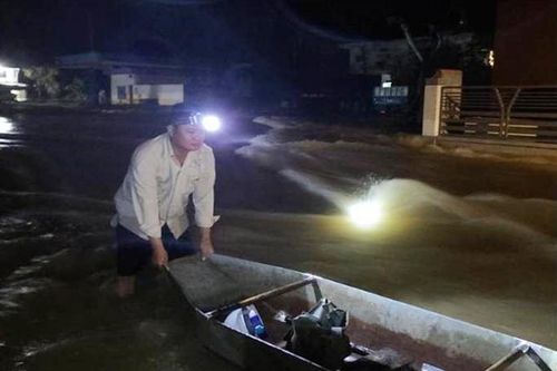 Tinh thần quả cảm cứu người của cán bộ MobiFone giữa đêm mưa lũ