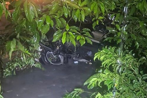 Xe bán tải bị nước cuốn trôi làm 1 phụ nữ trong xe tử vong