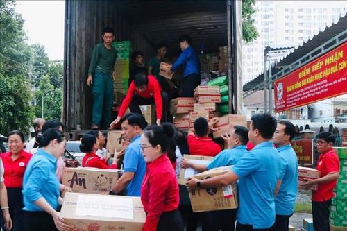 Hơn 20 tấn hàng cứu trợ của Bình Dương lên đường ra Bắc