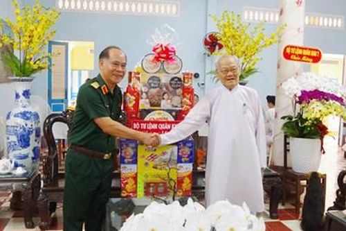 Đoàn công tác Bộ tư lệnh Quân khu 7 thăm, chúc mừng Tòa thánh Cao Đài Tây Ninh