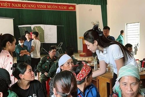 Hoa hậu Đỗ Thị Hà, Thùy Tiên trực tiếp hỗ trợ bà con ảnh hưởng bởi mưa lũ