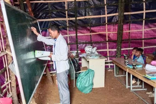 Lán học tạm giúp 30 em nhỏ ở Sơn La được tiếp tục đến trường