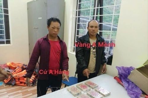 Bắt quả tang hai đối tượng vận chuyển 6 bánh heroin