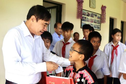 Bí thư Tỉnh ủy Trần Quốc Cường tặng quà trẻ em có hoàn cảnh khó khăn
