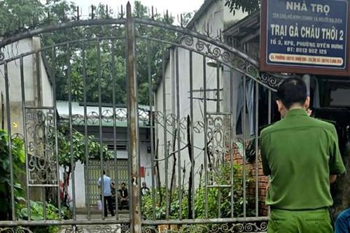 Hai thanh niên thương vong trong phòng trọ, xung quanh có nhiều vết máu