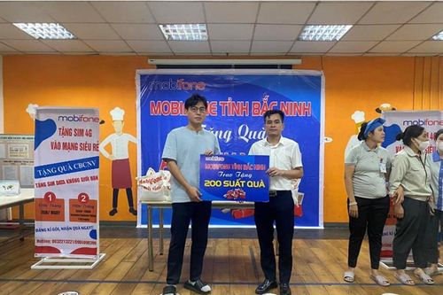 Ấm lòng mùa bão: MobiFone trao nhiều phần quà tận tay người lao động khó khăn