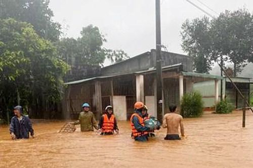 Lực lượng vũ trang tỉnh Bình Phước giúp dân khắc phục hậu quả mưa lớn, dông lốc