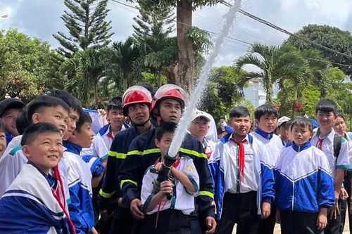 Hơn 1.300 học sinh, giáo viên ở huyện Đắk Mil tham gia chương trình trải nghiệm thực hành chữa cháy và cứu nạn, cứu hộ