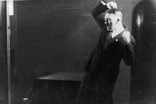Loạt ảnh khiến trùm phát xít Hitler xấu hổ, muốn 'chôn vùi mãi mãi'