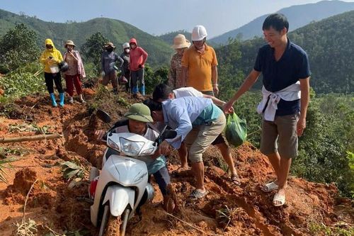Thầy cô vượt lũ vào trường khắc phục hậu quả
