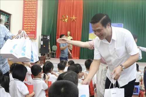 Trung thu ấm áp, sẻ chia cho thiếu nhi vùng lũ