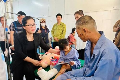 Chung tay cùng ngành Giáo dục khôi phục thiệt hại sau mưa bão, giúp học sinh sớm trở lại trường