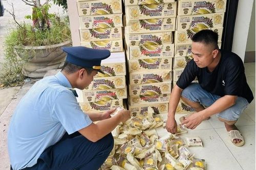 Xe tải ngang nhiên vận chuyển hàng ngàn bánh bông lan sầu riêng nhiều 'không'