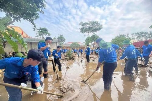 Thanh niên Thủ đô cùng các lực lượng làm sạch đẹp cảnh quan, môi trường sau bão
