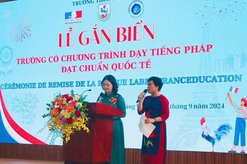 Gắn biển Trường THCS Giảng Võ có chương trình dạy tiếng Pháp đạt chuẩn quốc tế