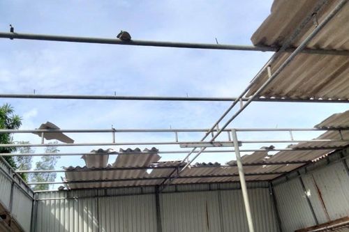 Lốc xoáy khiến nhiều nhà dân ở Hà Tĩnh và Thừa Thiên - Huế tốc mái
