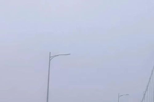 Video ôtô chắn gió cho xe máy đi trên cầu Thuận Phước ở Đà Nẵng chiều 18/9