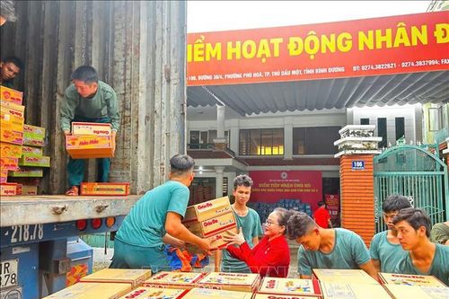 Tiếp nhận hàng hóa theo nhóm để hỗ trợ kịp thời người dân bị ảnh hưởng bão số 3