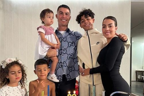 Ronaldo buộc phải hủy đăng ký học cho con