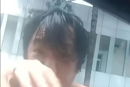 Xuất hiện thêm clip kẻ hung hăng đập kính ô tô, tấn công tài xế ở TP.HCM