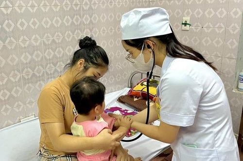 Cứu kịp thời bé 19 tháng tuổi uống nhầm dầu thắp hương