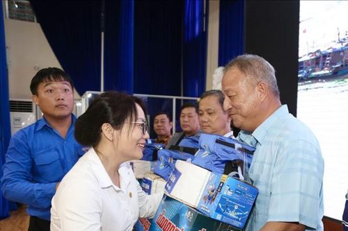 Tặng 200 phần quà trong chương trình 'Cùng ngư dân thắp sáng đèn trên biển'