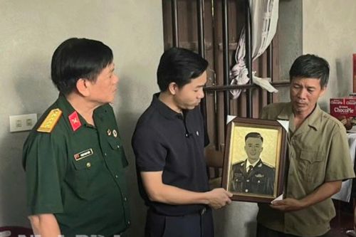 Hội Hỗ trợ gia đình liệt sỹ Việt Nam thăm hỏi gia đình Đại úy Nguyễn Đình Khiêm hi sinh khi làm nhiệm vụ