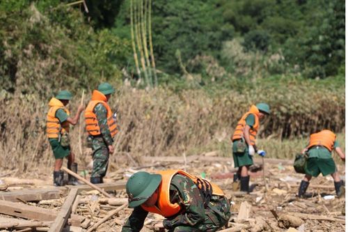 Lực lượng vũ trang Quân khu 2 hỗ trợ Làng Nủ sau trận lũ quét kinh hoàng